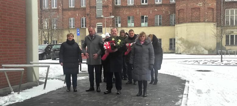 Delegacje złożyły kwiaty i zapaliły znicze pod tablicą upamiętniającą patrona PCAS-u pułkownika Witolda Pileckiego.