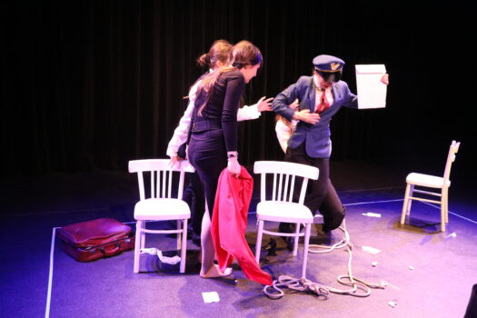 Spektakl pt. “Na pełnym morzu”, oparty na dramacie Sławomira Mrożka, na deskach teatru w PCAS-ie.