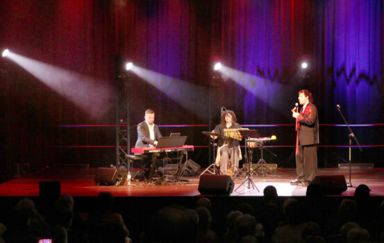 Janek Piwowarczyk zaśpiewał dla kobiet z&nbsp;okazji ich święta